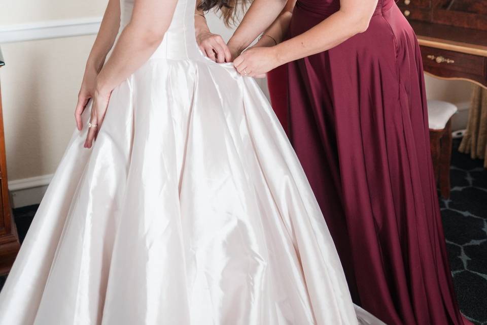 Bride & Bridesmaids Laughing