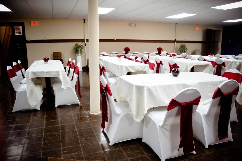 Ivory Spandex Chair Covers & Apple Red Satin Sashes