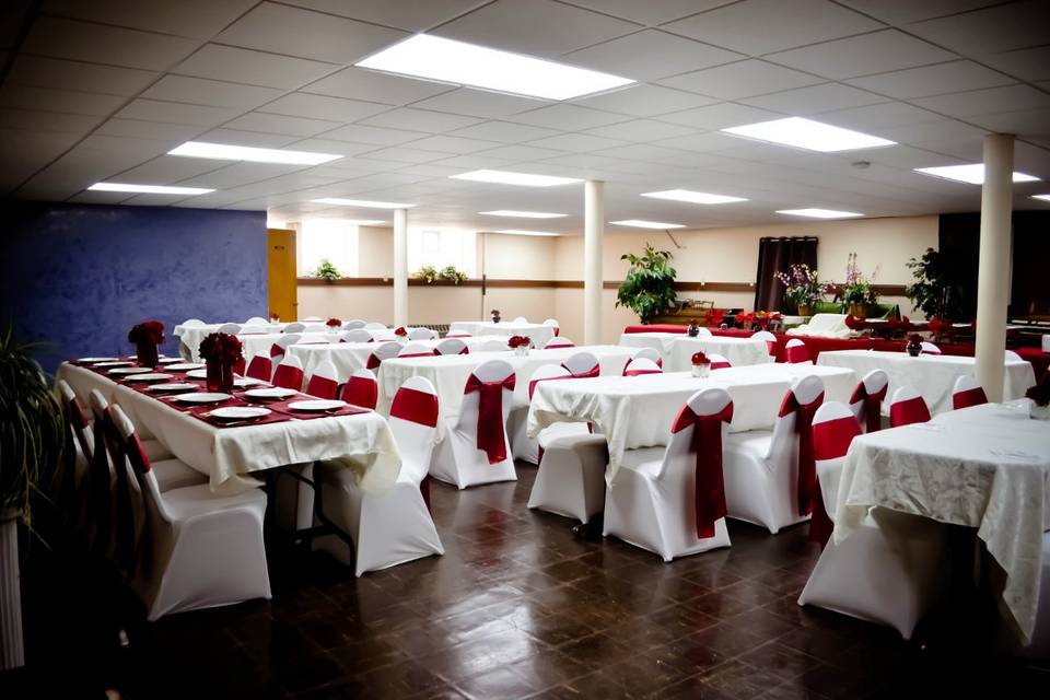 Ivory Spandex Chair Covers & Apple Red Satin Sashes