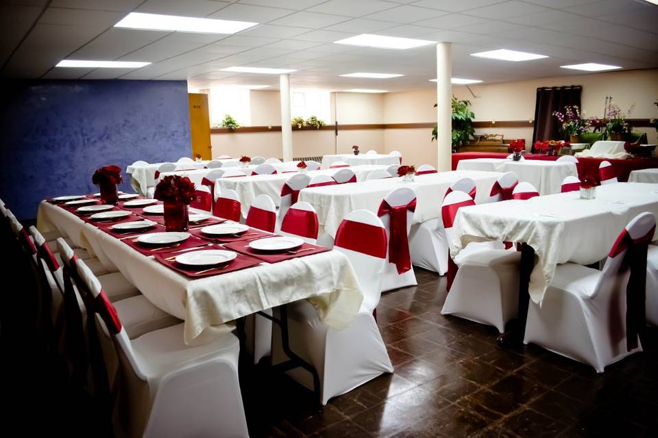 Ivory Spandex Chair Covers & Apple Red Satin Sashes