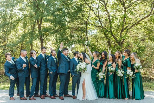 Outdoor bridal party photos