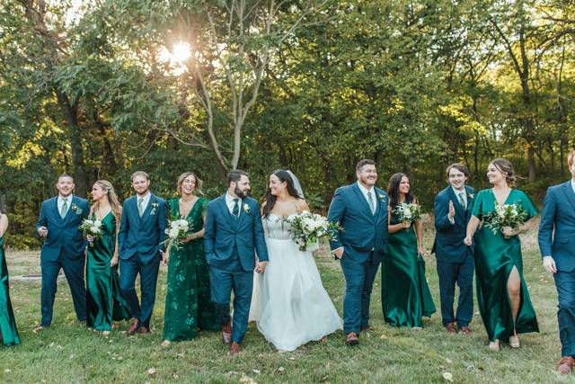 Outdoor bridal party photos