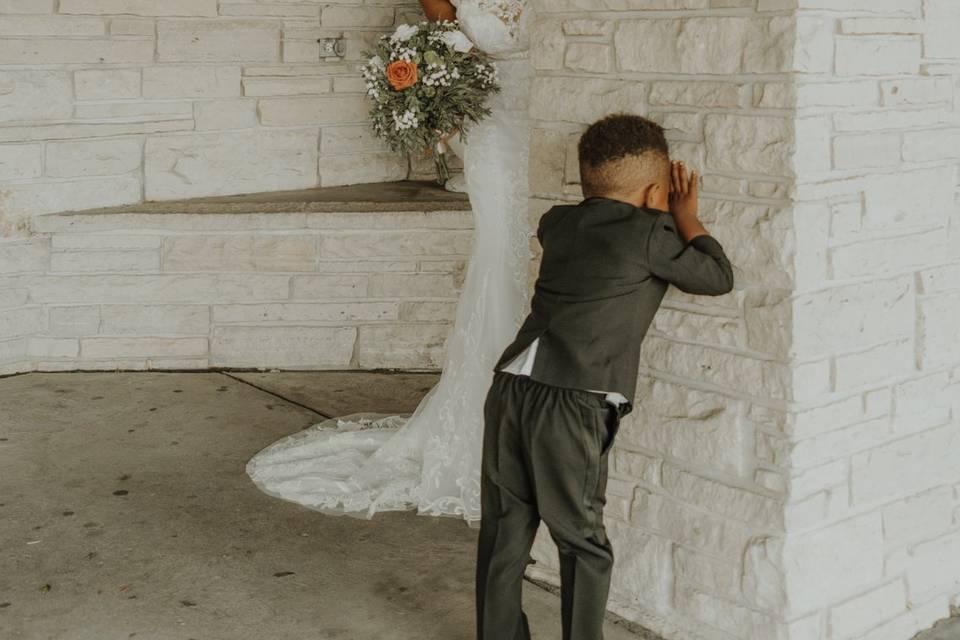 Outdoor bride photos