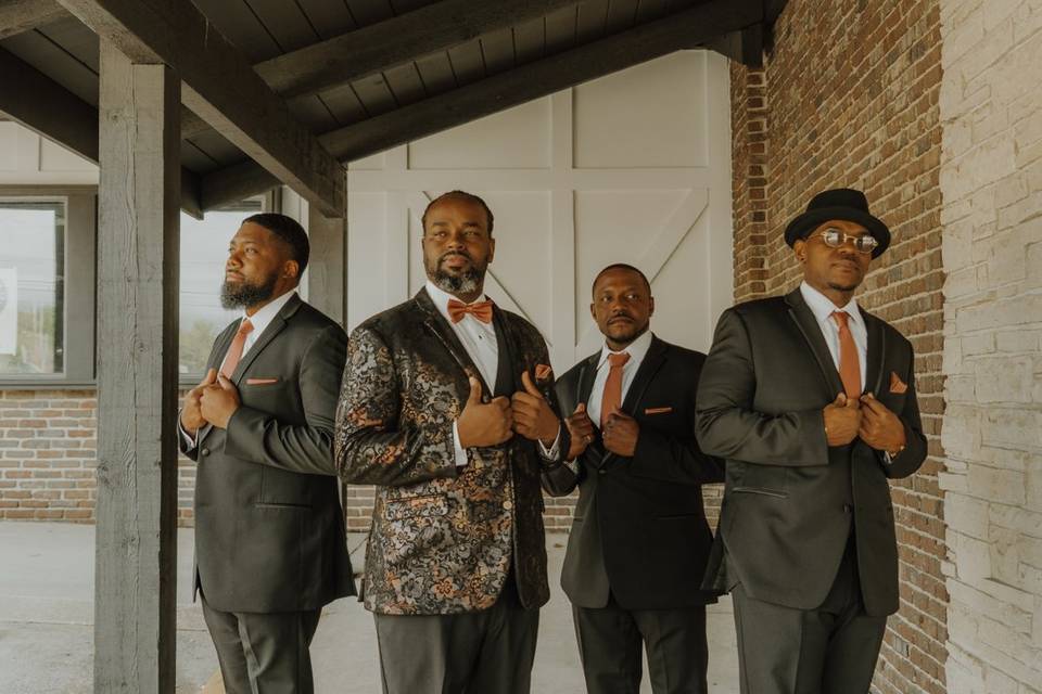 Outdoor groomsmen photos
