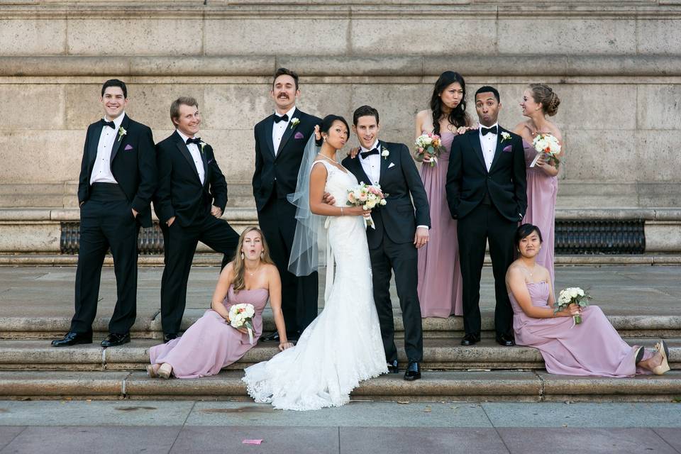 Group photo with the groomsmen and bridesmaids