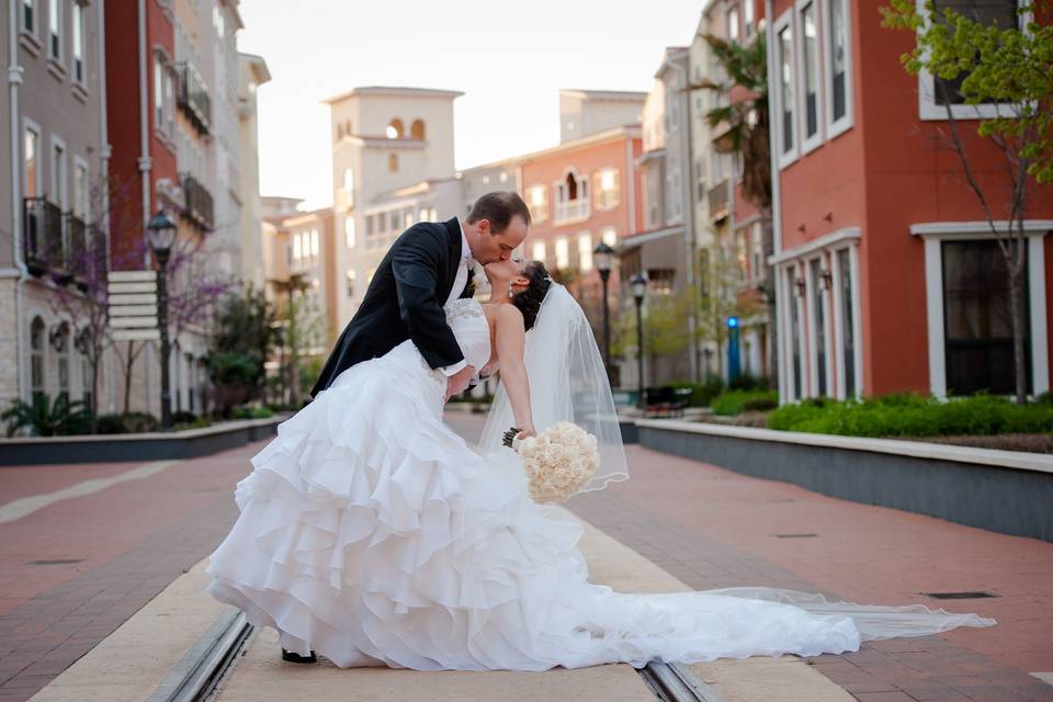 Bride & groom on the Tuscan inspired Eilan grounds