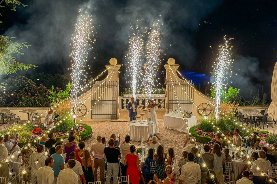 Cake cutting cold fountains