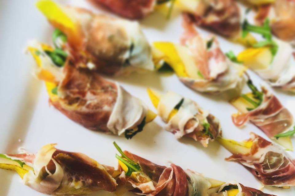 Pear & prosciutto bites