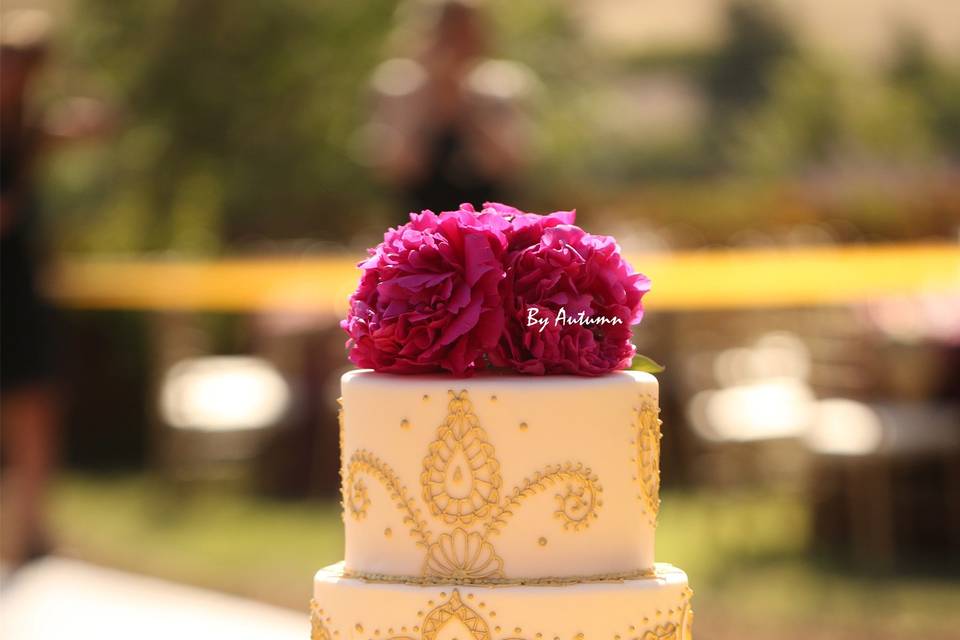 Wedding cake and gold details