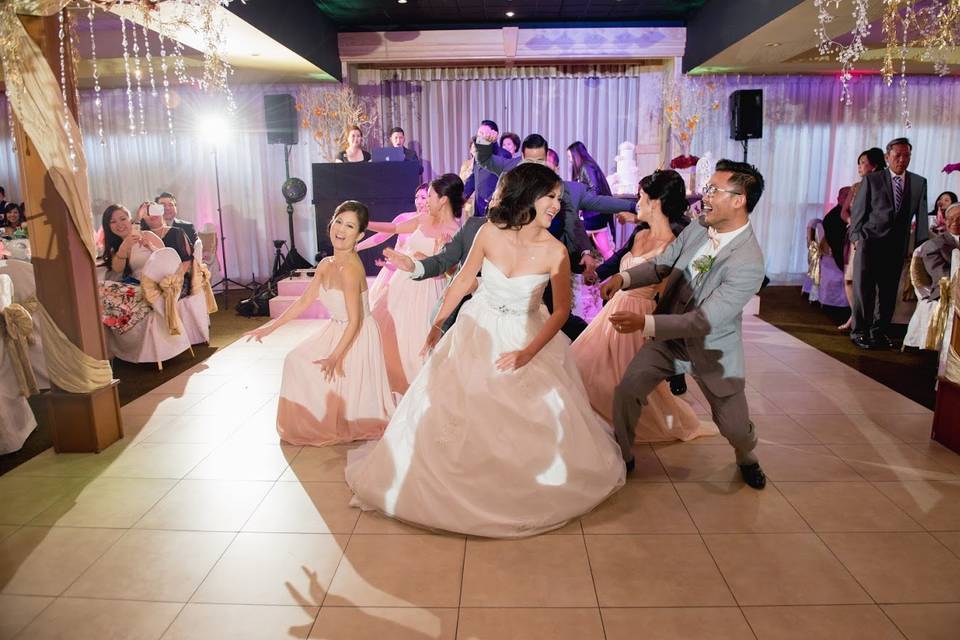 Couple dancing with the groomsmen and bridesmaids