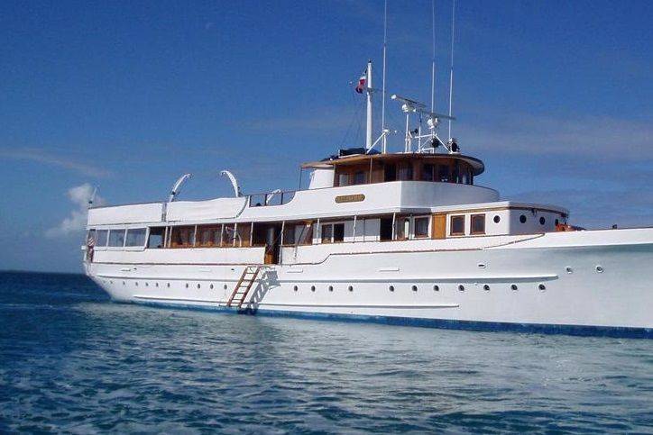 Mariner III - This classic yacht can accommodate up to 90 guests for an intimate and elegant wedding. The Mariner III