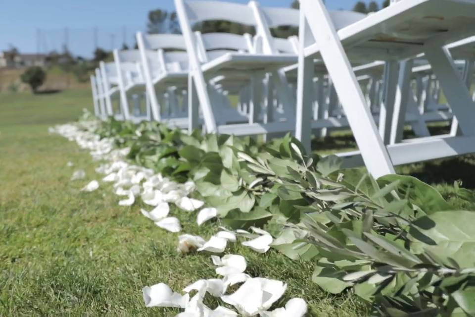 Aisle decor with petals and leaves