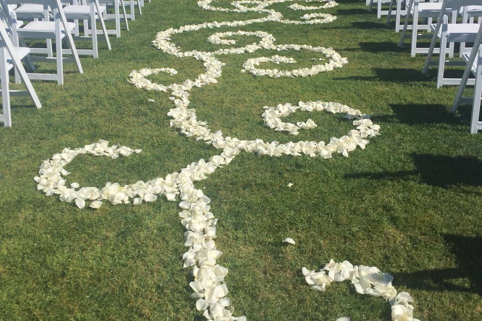 Aisle design made of petals