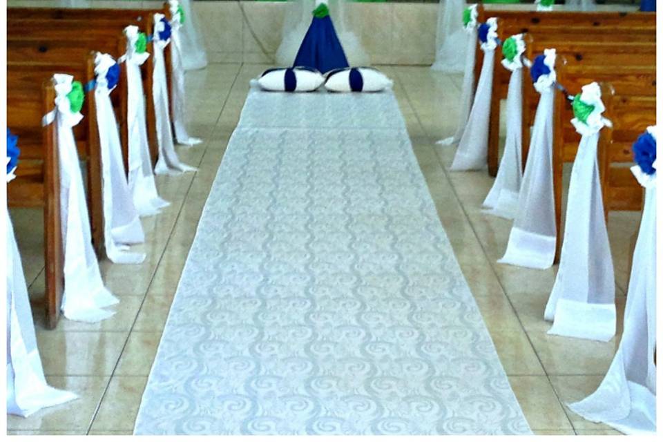 Aisle runner and triple arch