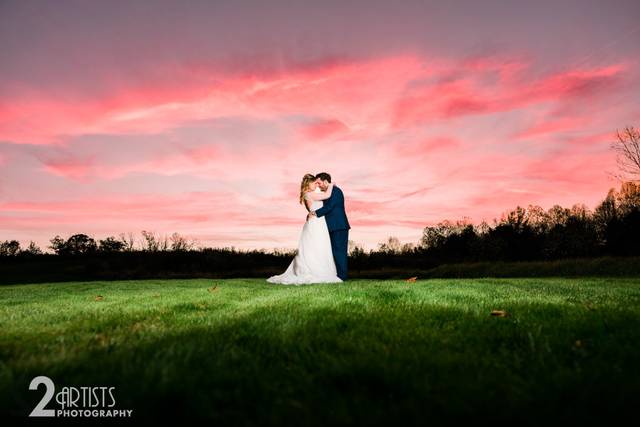 Love on the green - 2 Artists Wedding Photography