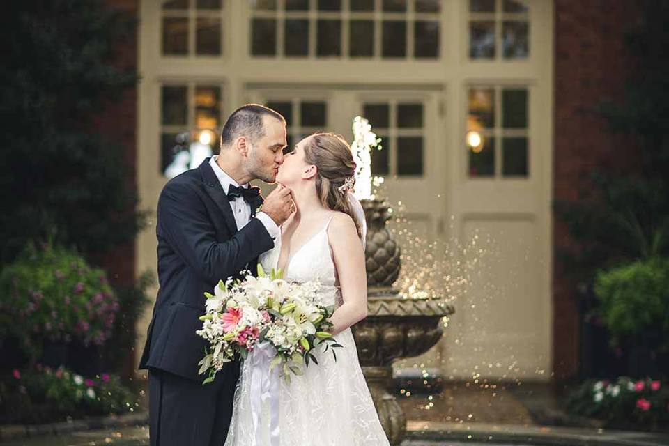 Couple kissing by fountain