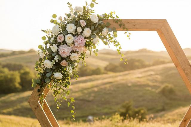 Ceremony-hexagon-arch-bloom