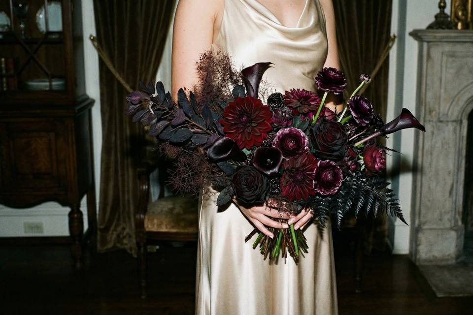 Bridal-bouquet-burgundy-moody