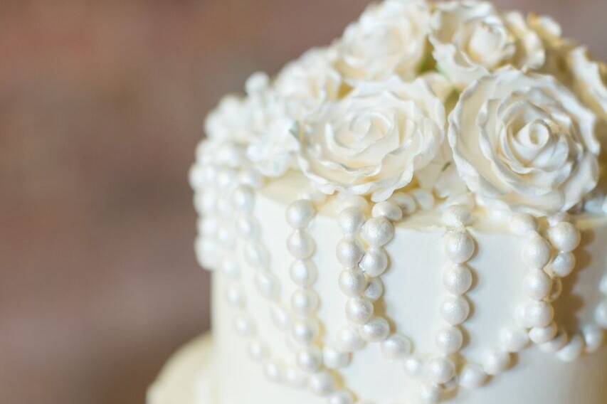 Elegant sugar flowers and pearls