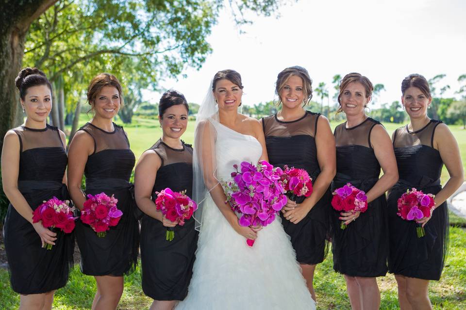 For this late afternoon wedding the bride chose black dresses, the bouquets are very striking and make a strong statement.