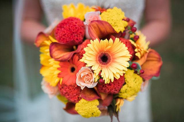 Bright colors in the bridal bouquet