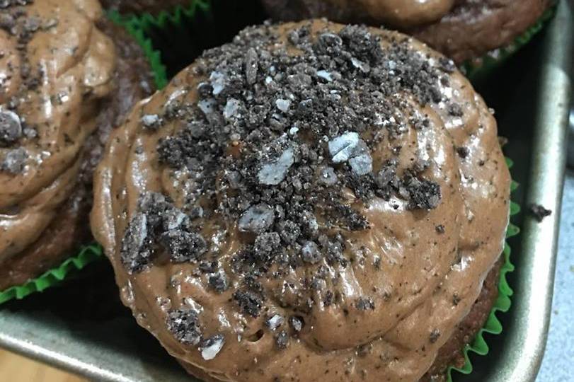 Crumbled cookie cupcakes