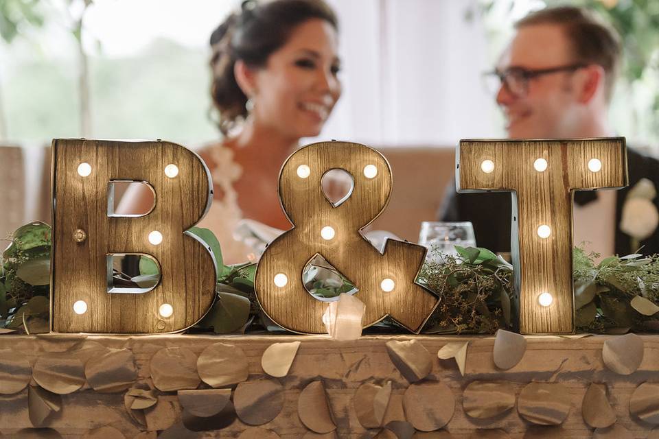 Illuminated lettering decor