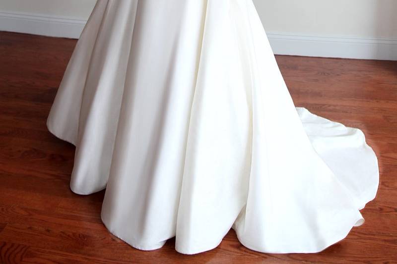 Belle Fille
CAMILLA- BFD005
Strapless sweetheart neck bodice with drop waist, beaded lace on bodice, and ribbon with applique, clean ballgown skirt