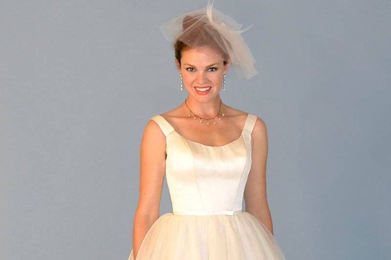 Belle Fire
SABRINA BF-D606
Scoop neck bodice with tip of shoulder straps, natural waist with 2 layer skirt