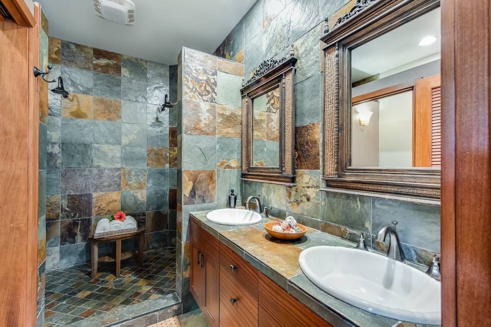 Honu Master bathroom