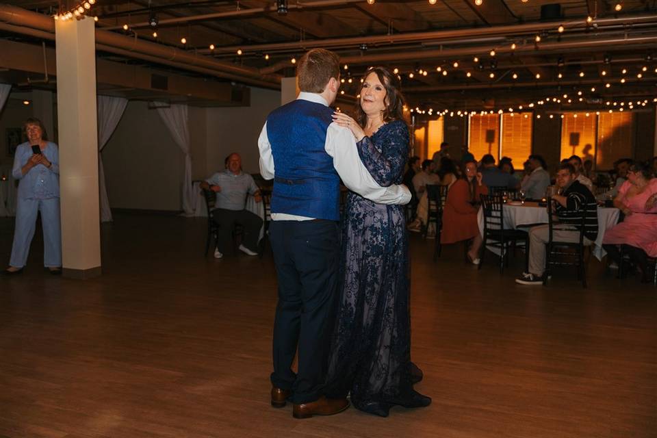Mother/son dance