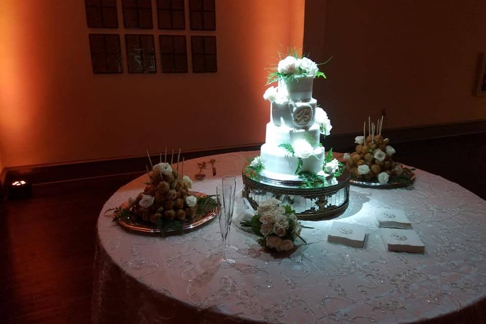 Wedding cake spotlighting