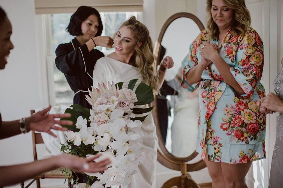 Triangle arch wedding