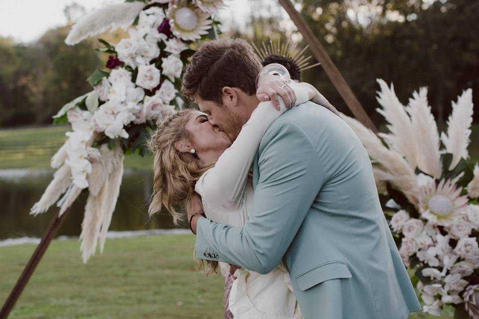 Triangle arch wedding