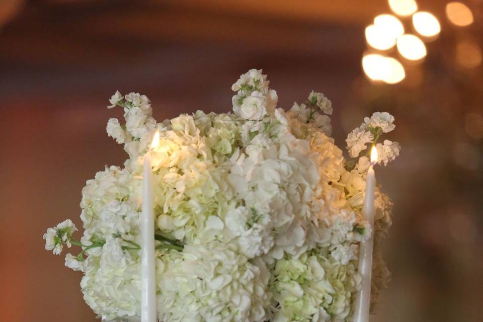 Floral centerpiece with candle desing