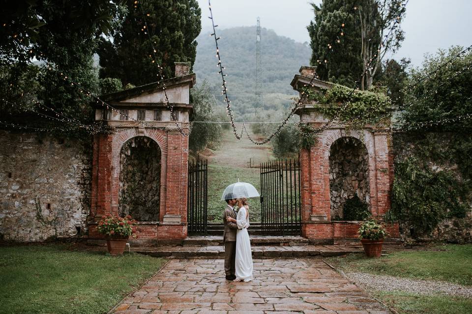 Couple session under the rain