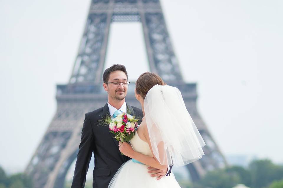 Bridal couple in paris