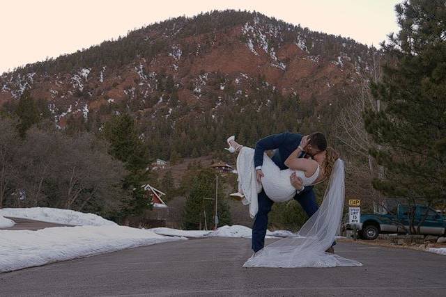 Couple kissing - Mountain