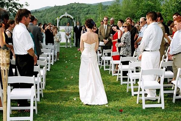 Here an outdoor ceremony in summer is held on the lawn at Mountain Meadows Lodge. The Lake and the beautiful mountain greenery is a lovely background.