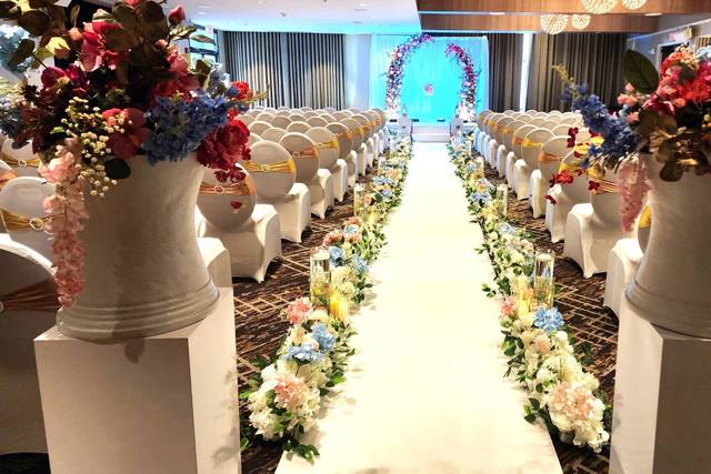 Aisle with Pedestals