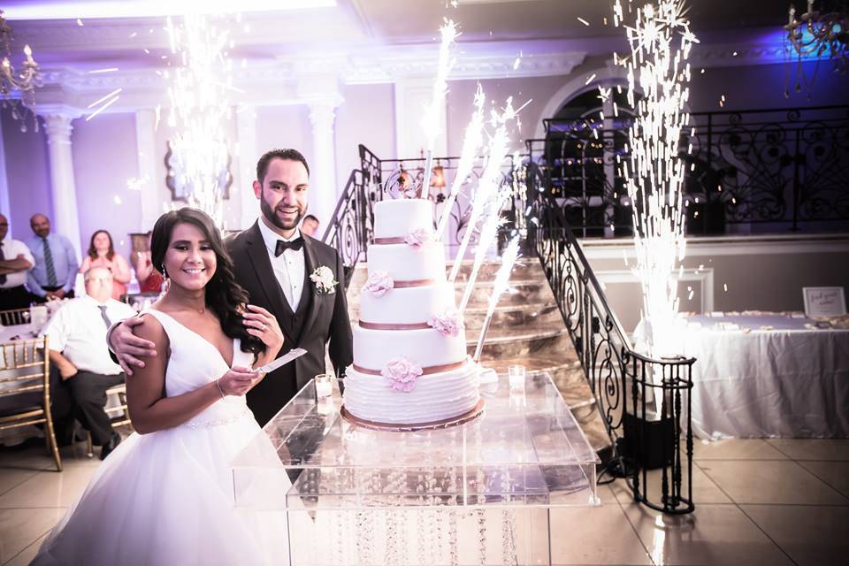 Couple cake cutting