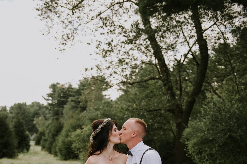 Wedding day kisses