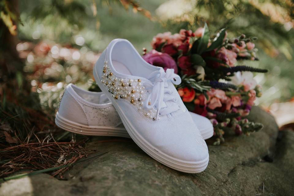 The bride's shoes and bouquet