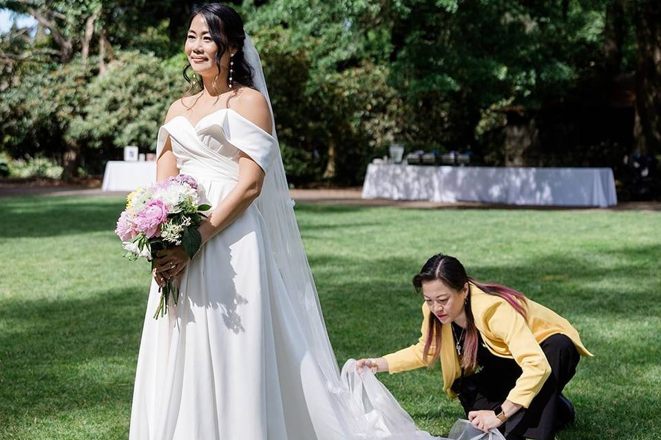 Shi helping the bride