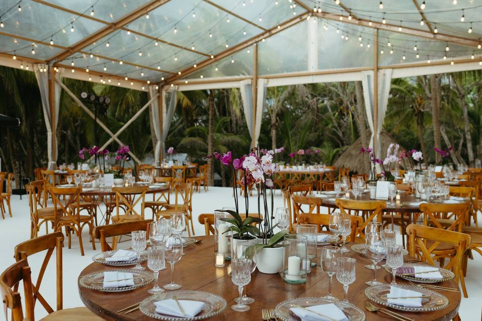 Round tables tent