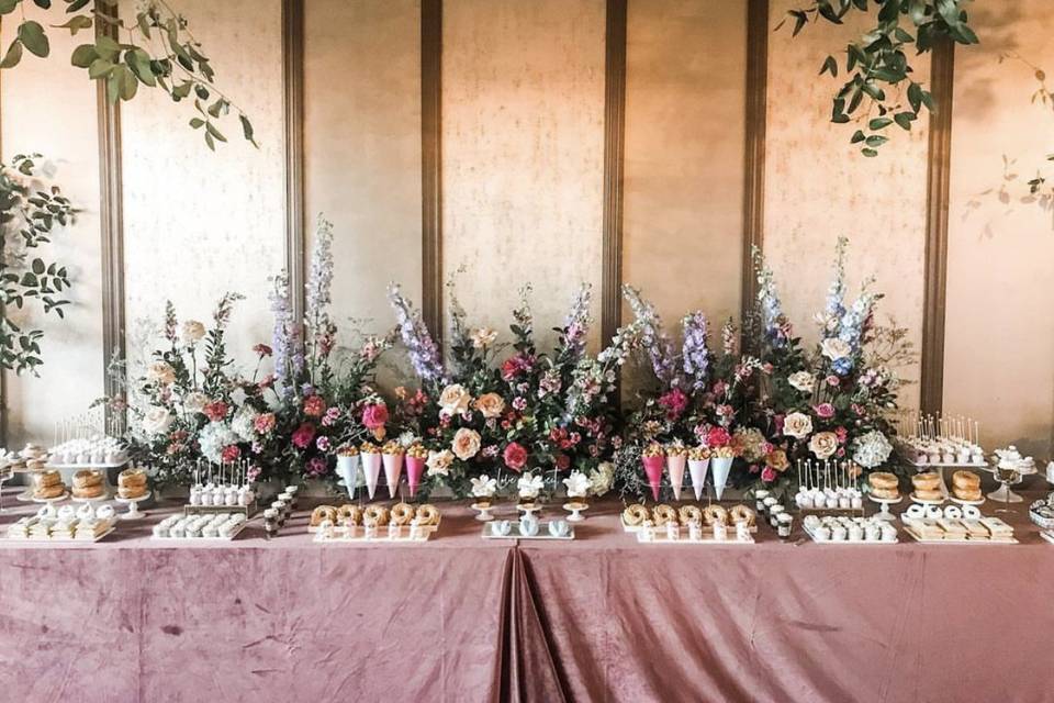 Dessert table w. florals