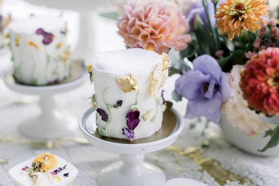 Mini cakes with edible flowers