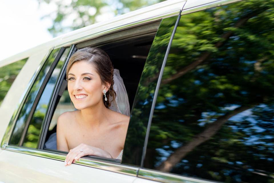 Bride inside the car | Photo: Laura Lee Photography