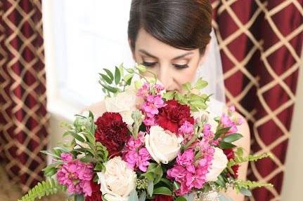 The bride with bouquet | Photo: Pure Entertainment