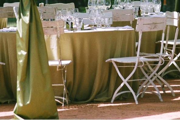 Fabric tent, tables, chairs, linen, and place settings at the Lynmar Estate. Courtesy of Lynmar Winery.